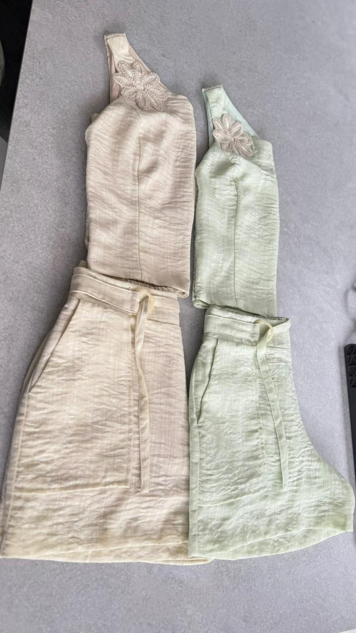 CONJUNTO SHORT E BLUSA COM BORDADO