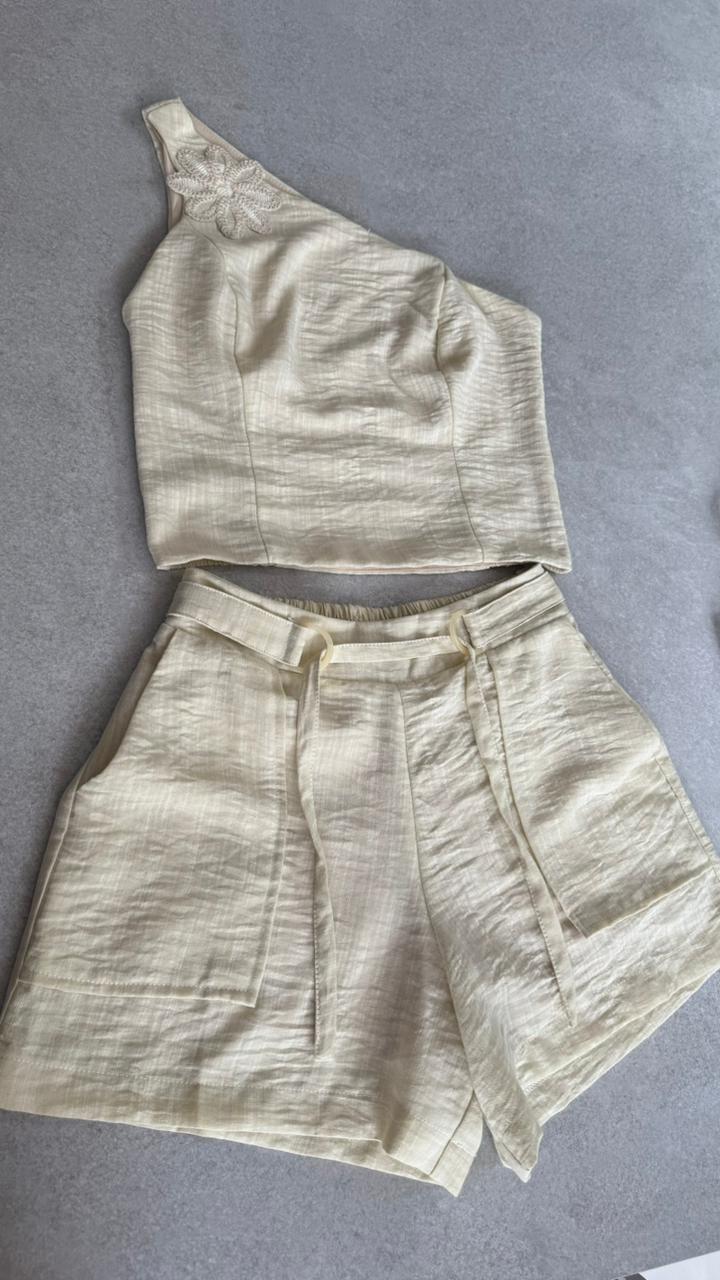 CONJUNTO SHORT E BLUSA COM BORDADO