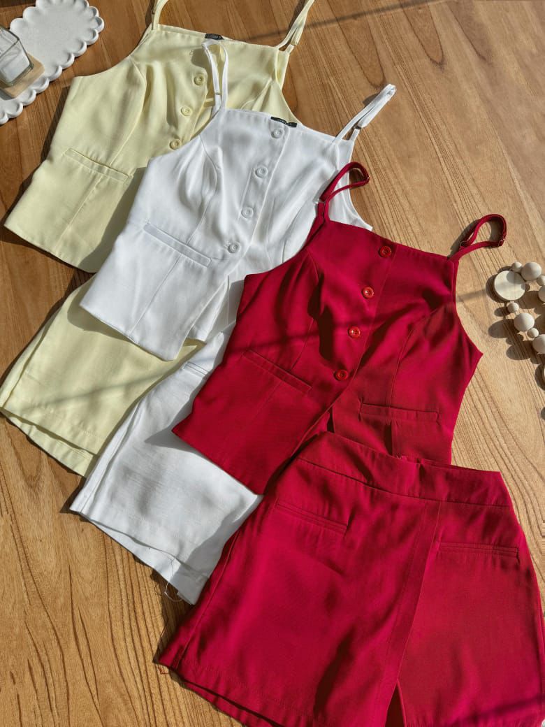 CONJUNTO DE SHORT SAIA E TOP ALFAIATARIA