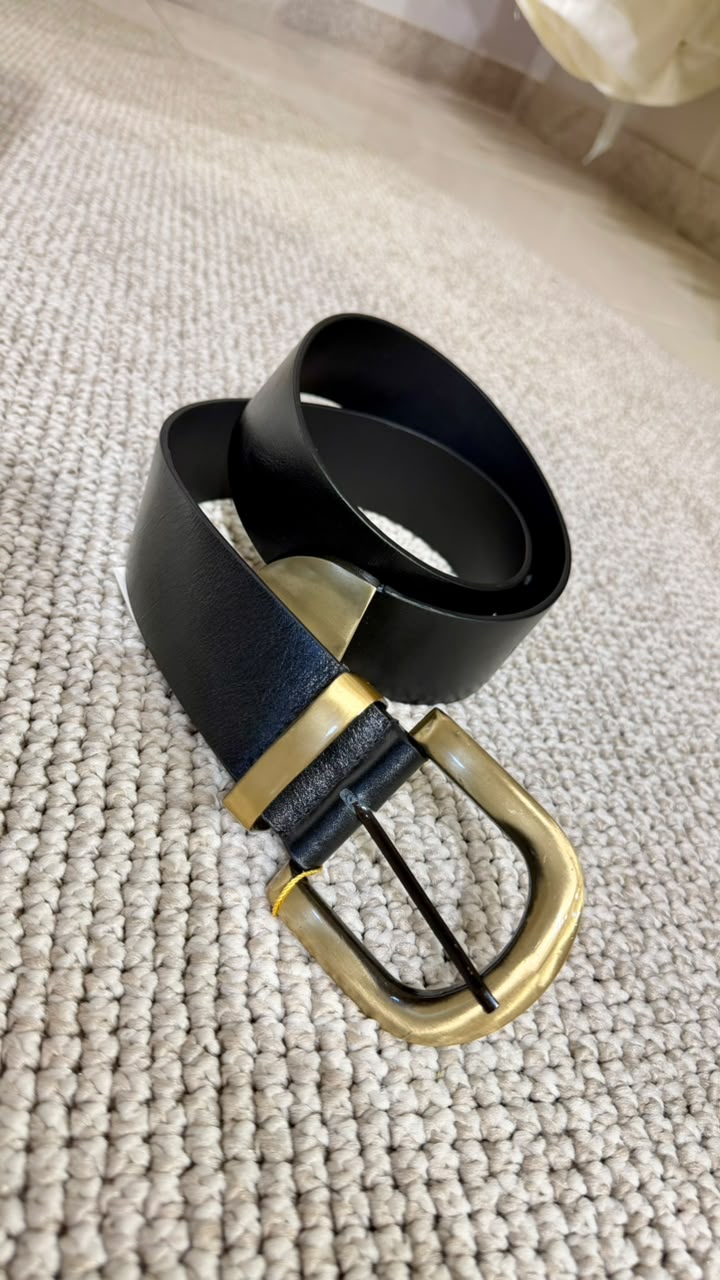 CINTO PRETO COM FIVELA DOURADA