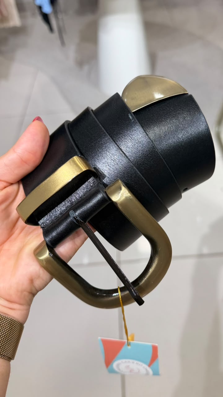 CINTO PRETO COM FIVELA DOURADA